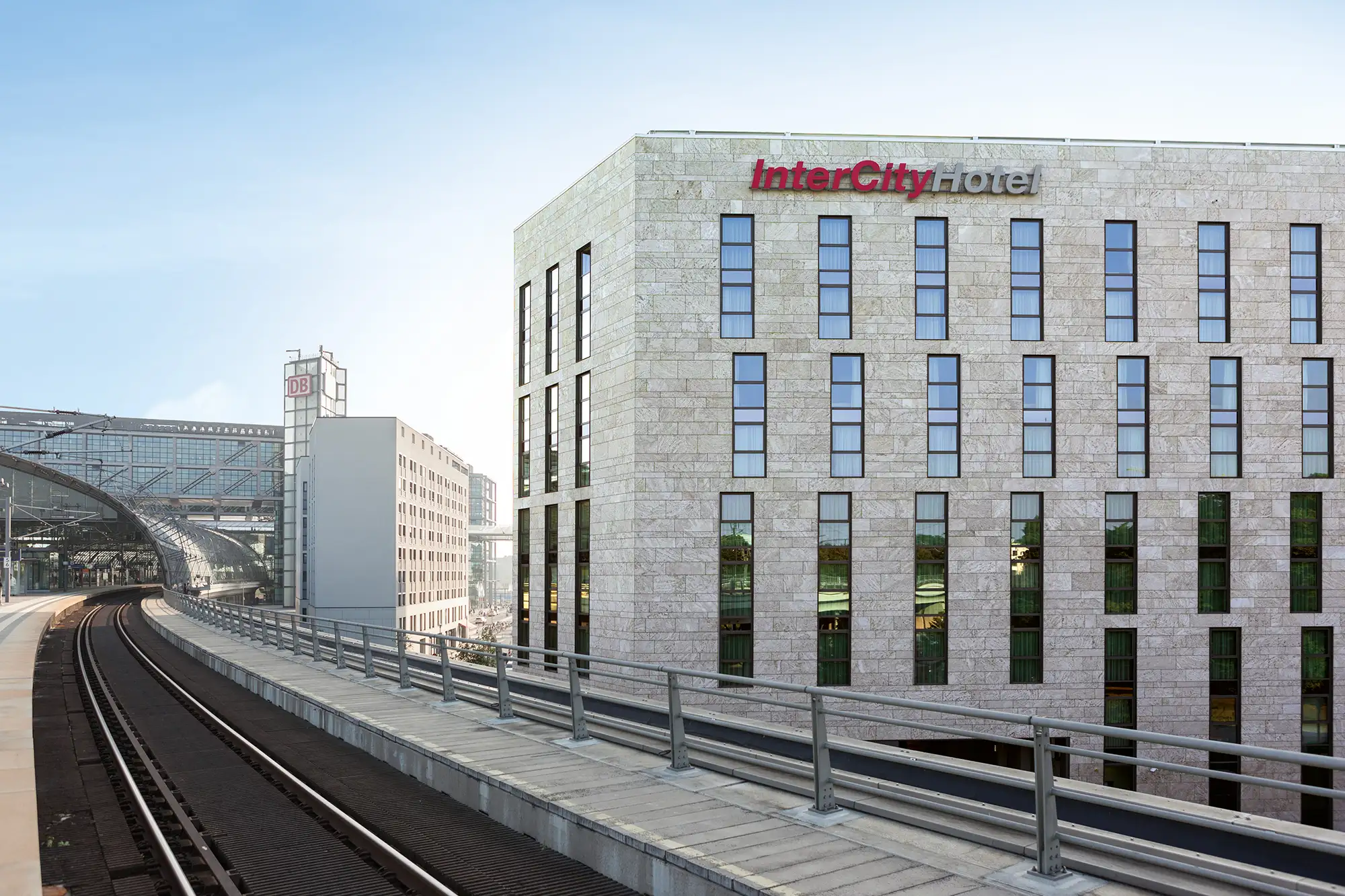 Intercity Hotel Berlin Aussenansicht für Bahn und hotel