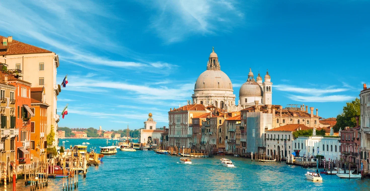 Zug nach Venedig - Italien Aussicht auf Venedig, historische Gebäude und klares Wasser
