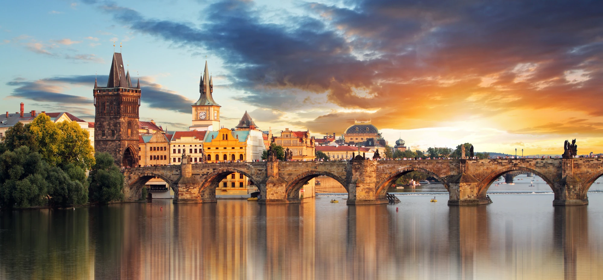 Prag - Blick auf die Karlsbrücke und die Stadt bei Sonnenuntergang