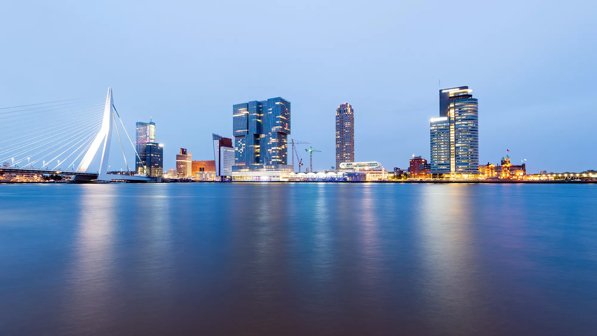 Rotterdam Sehenswürdigkeiten mit Blick auf die Erasmusbrücke und die Skyline am Abend