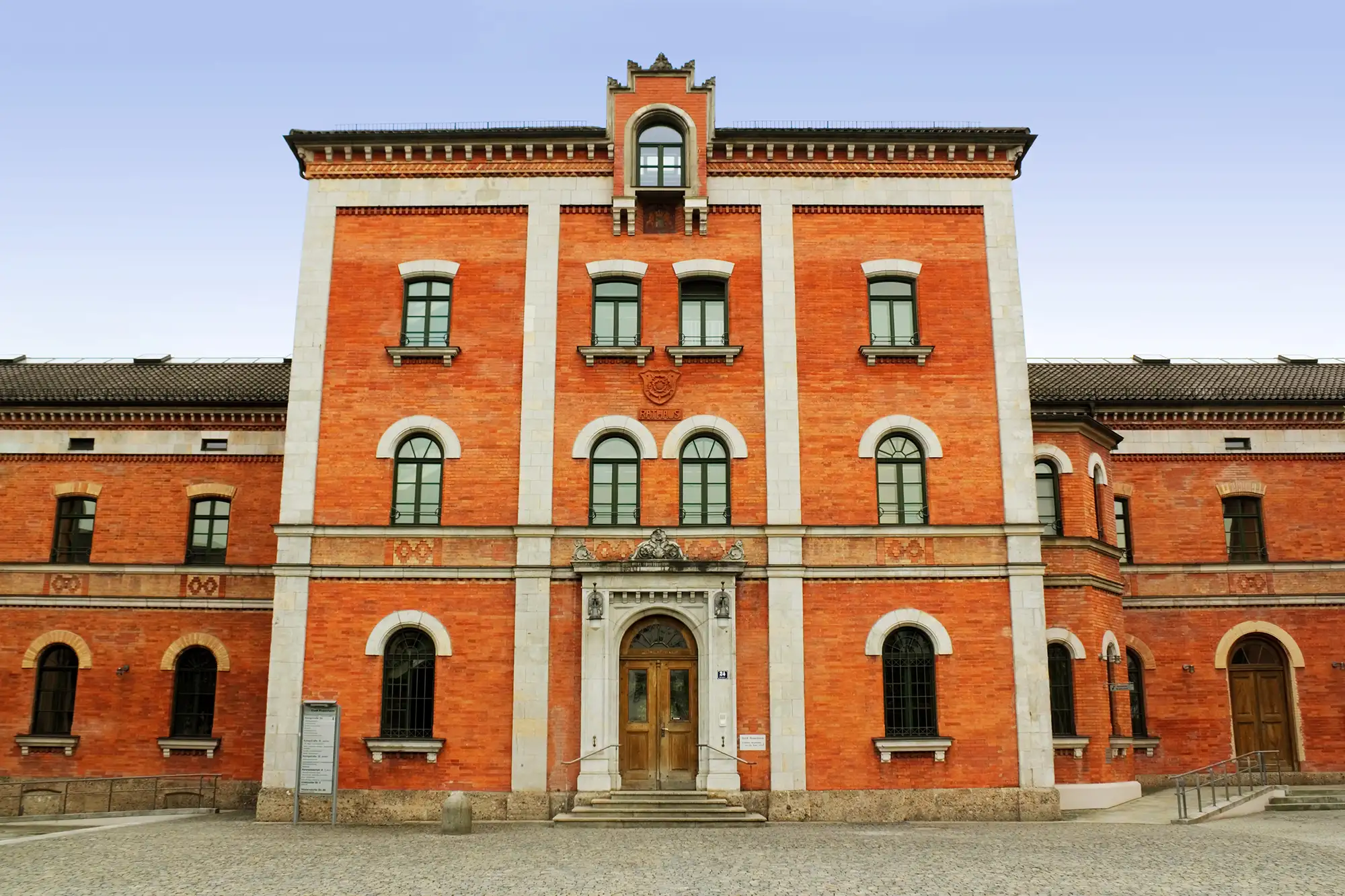 Rathaus, bekannt aus der TV Serie als Polizeipräsidium bei einem Besuch Auf den Spuren der Rosenheim Cops