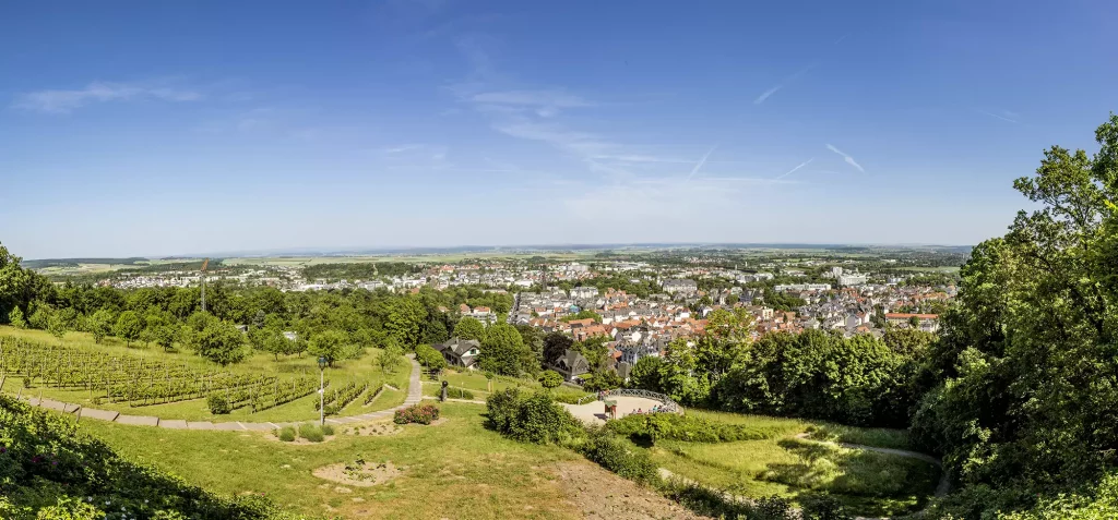 Panoramablick auf Bad Nauheim mit Hotel bei strahlend blauem Himmel