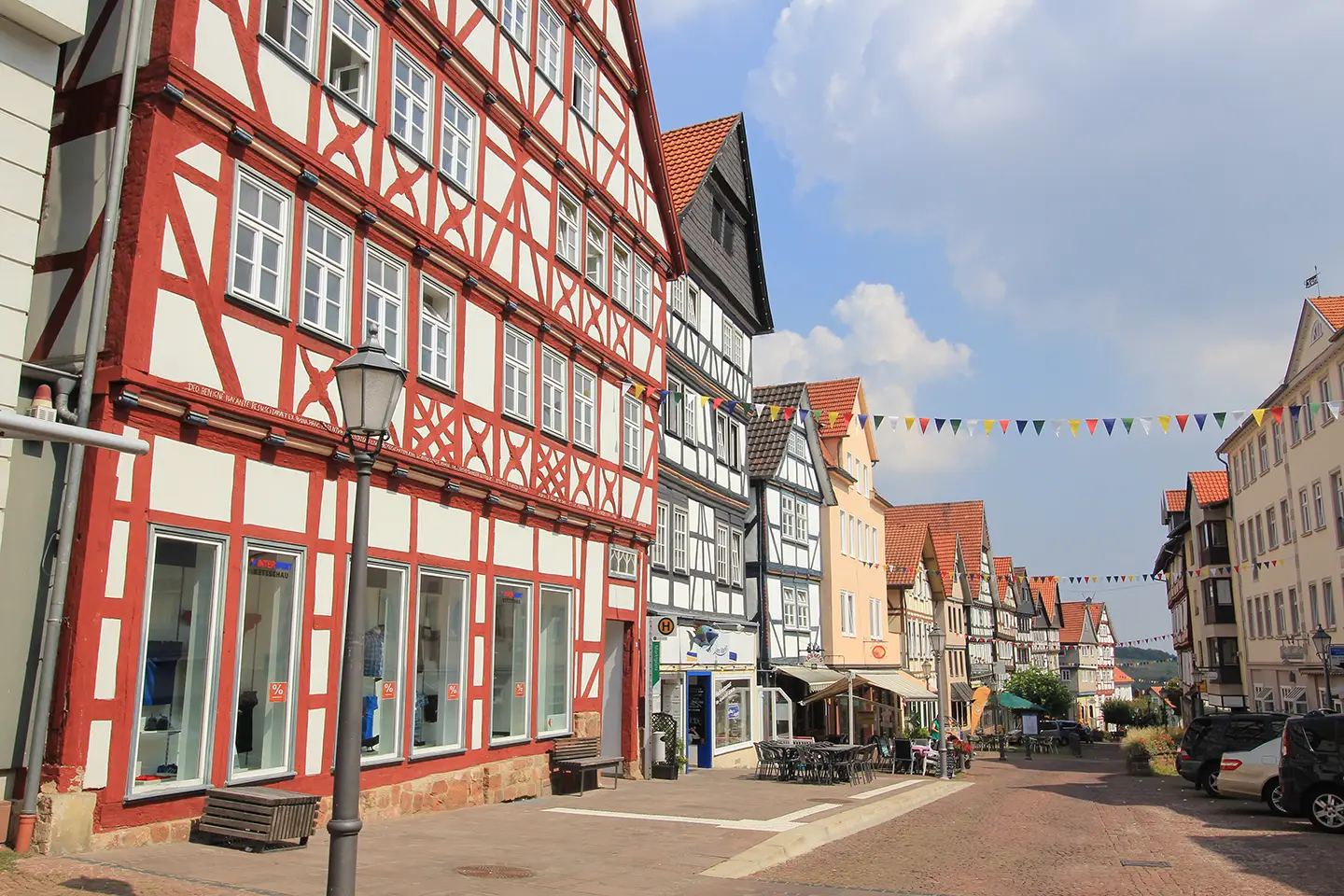 Fachwerkhäuser in der Altstadt von Bad Wildungen mit Cafés und Girlanden