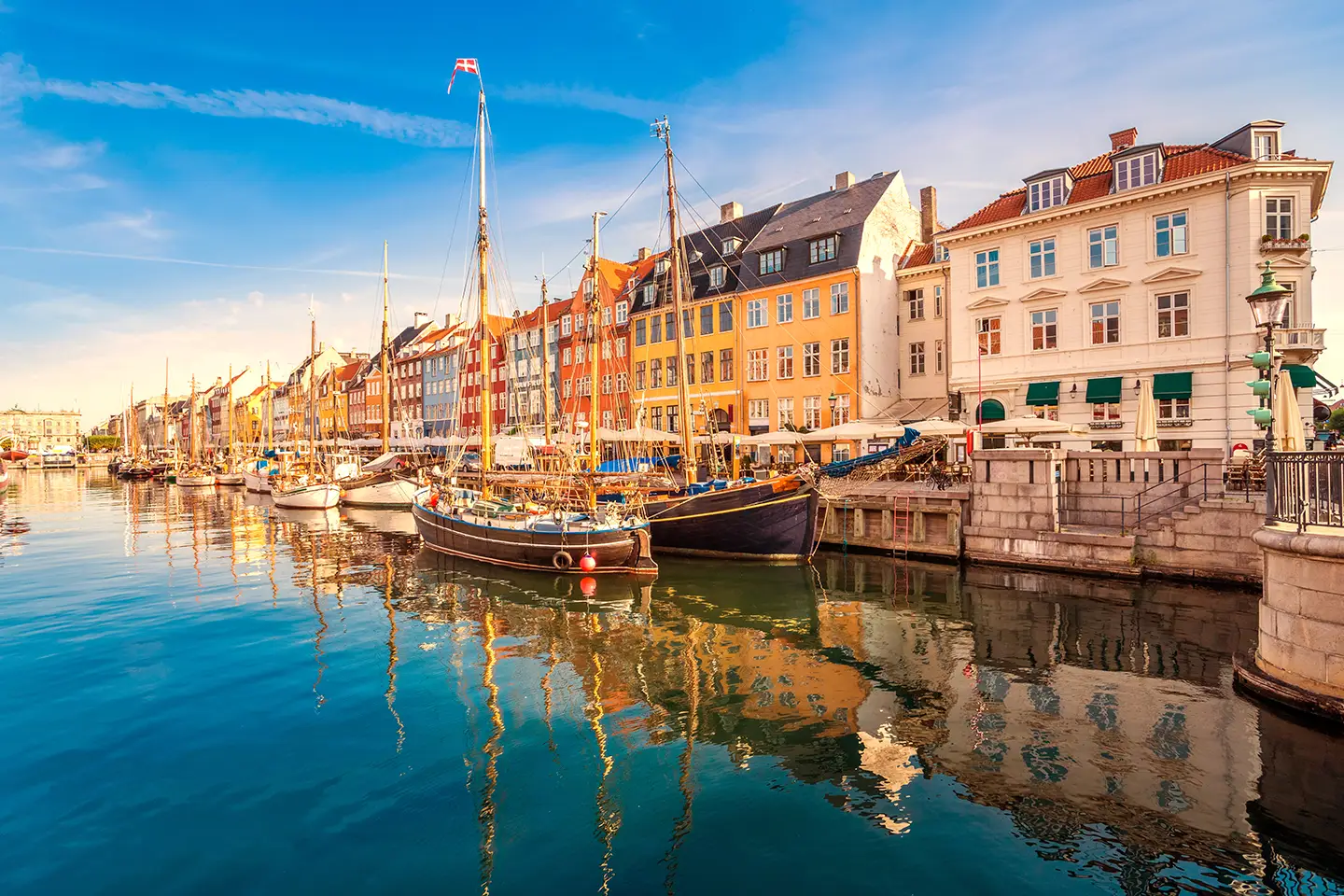 Kopenhagen Kurzurlaub mit Besuch von Nyhavn mit seinen bunten Häusern und traditionellen Schiffen am Kanal