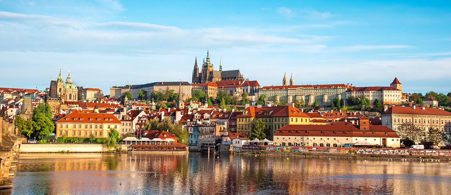 Blick über die Moldau hinweg auf die Prager Burg beim Kurzurlaub Prag mit Bahn