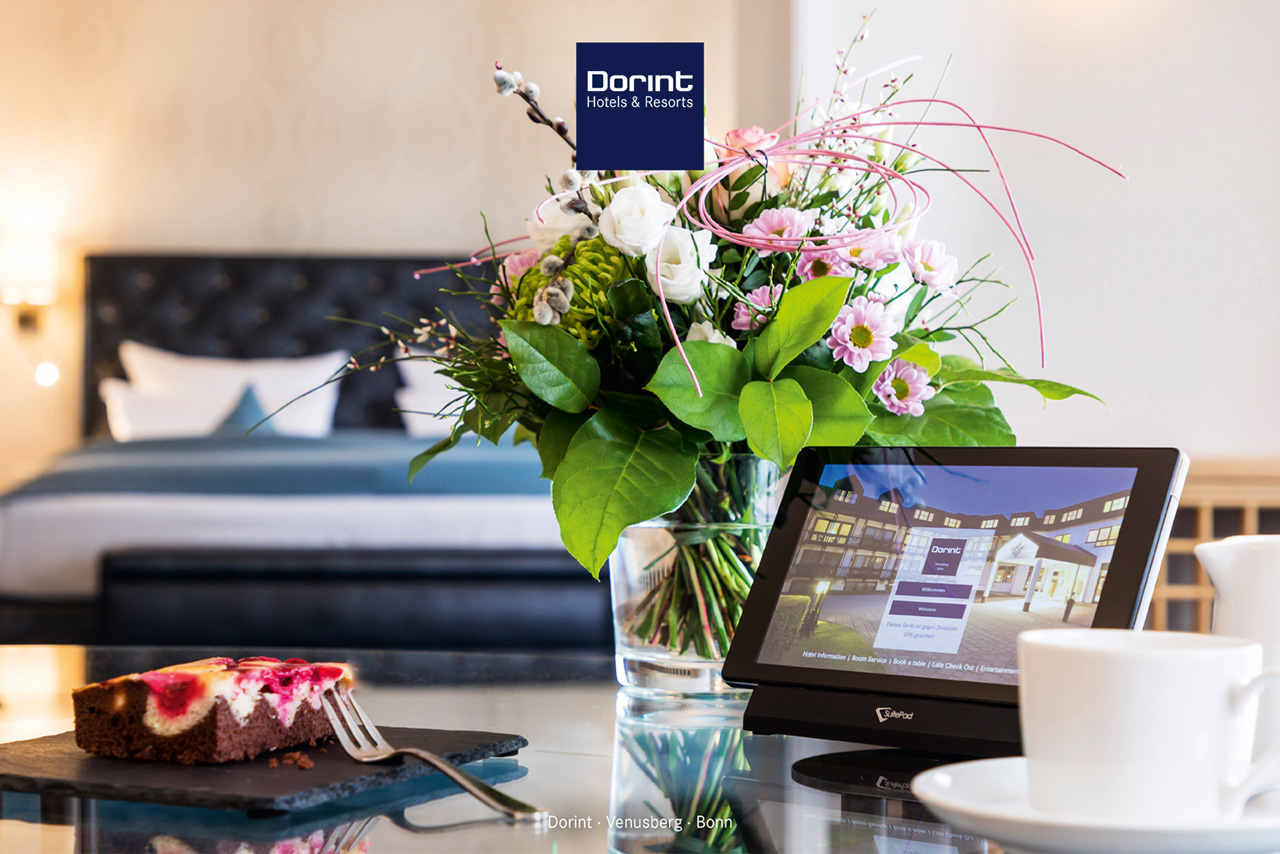 Dorint Hotels und Resorts - Bonn Venusberg - Zimmerbeispiel mit Kuchen und Blumenstrauß