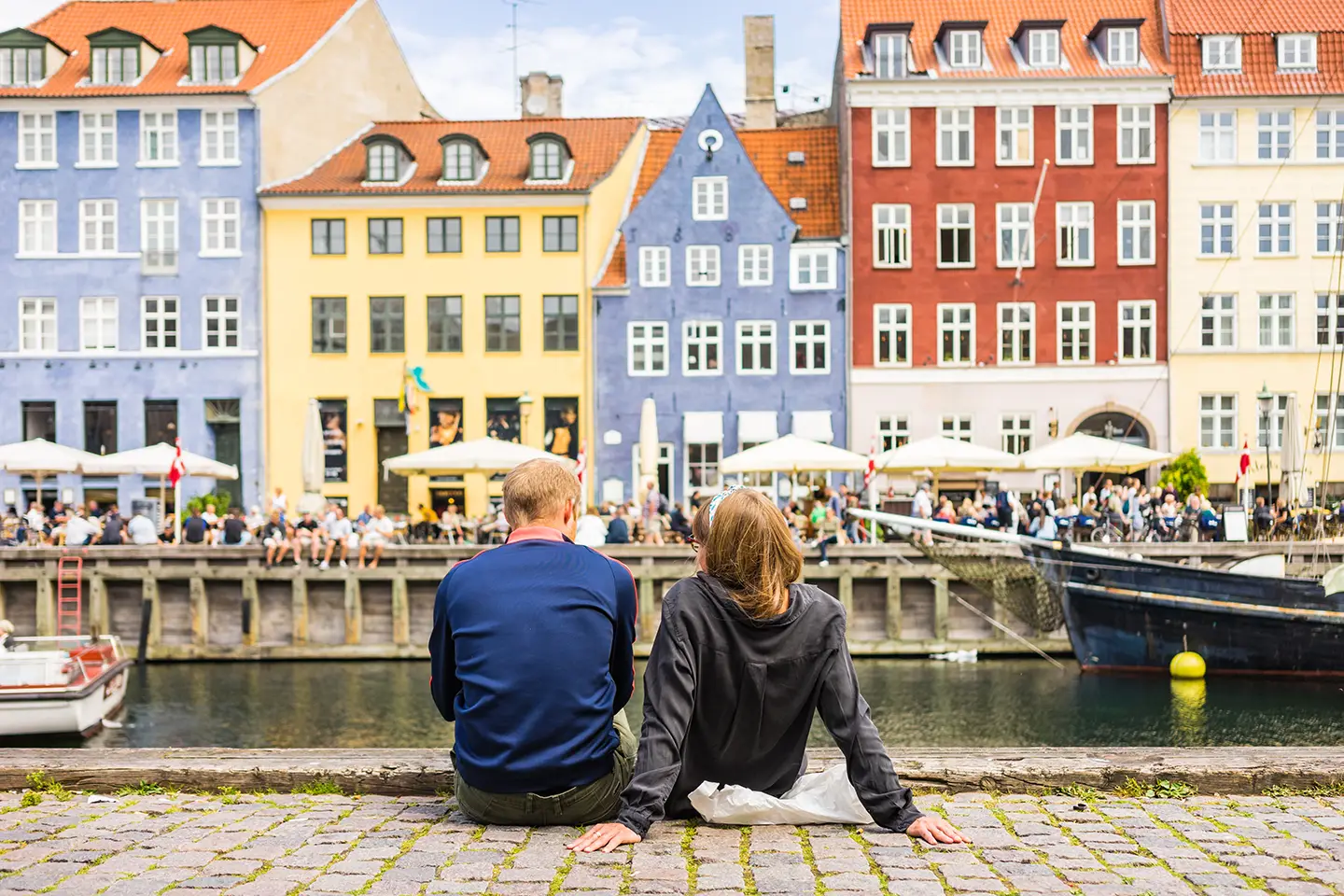 Kopenhagen Kurzurlaub mit Besuch von Nyhavn mit seinen bunten Häusern welche den Kanal säumen.