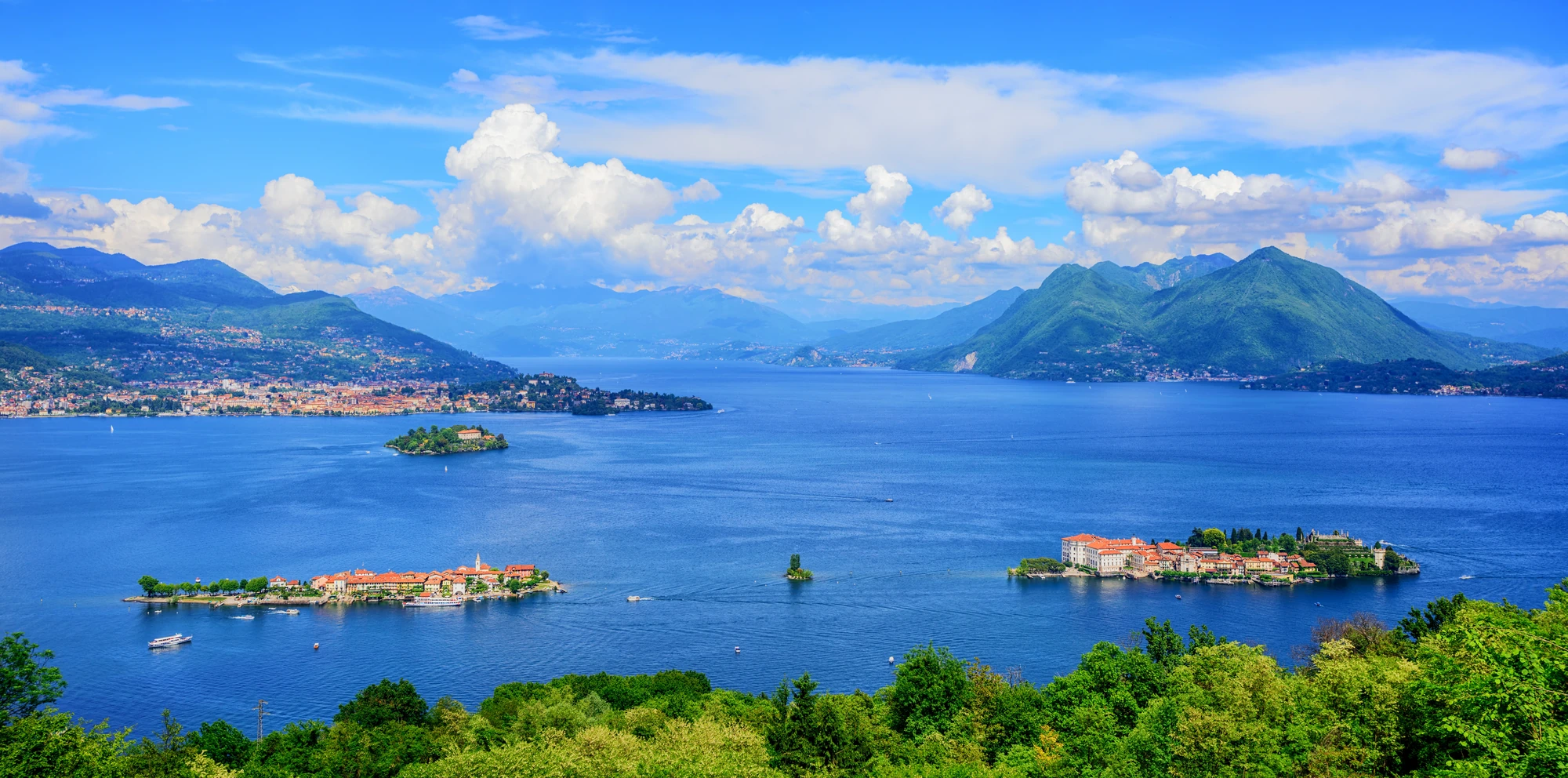 Lago Maggiore Italien mit zwei Inseln in der Mitte