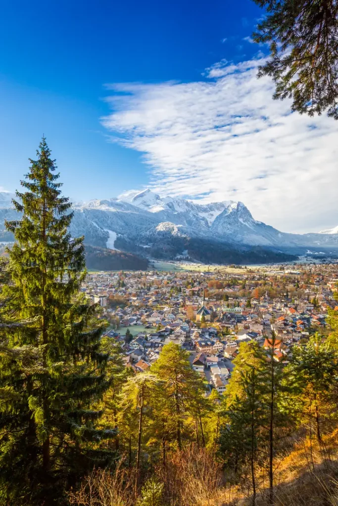 Panoramablick beim Kurzurlaub Garmisch Partenkirchen mit Zugspitze im Hintergrund