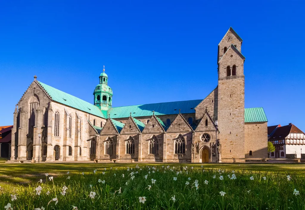 Unesco-Weltkulturerbe Mariendom von außen bei Sonnenschein vor blauem Himmel beim Kurzurlaub Hildesheim