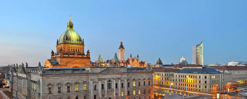 Panoramablick auf das Verwaltungsgericht am Abend beim Kurzurlaub Leipzig