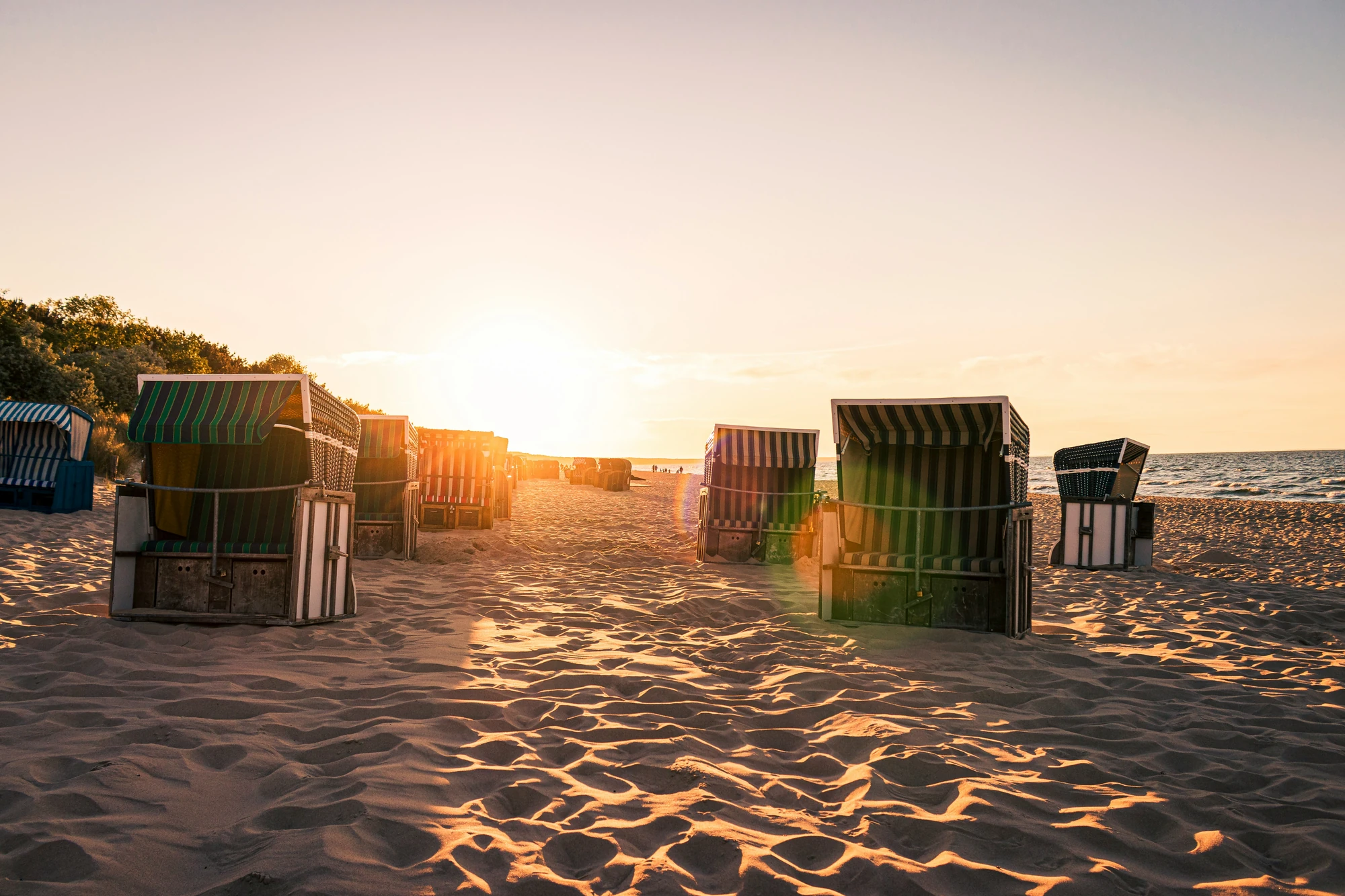 Seebad Zinnowitz Usedom bei Sonnenuntergang, Strandkörbe am Strand