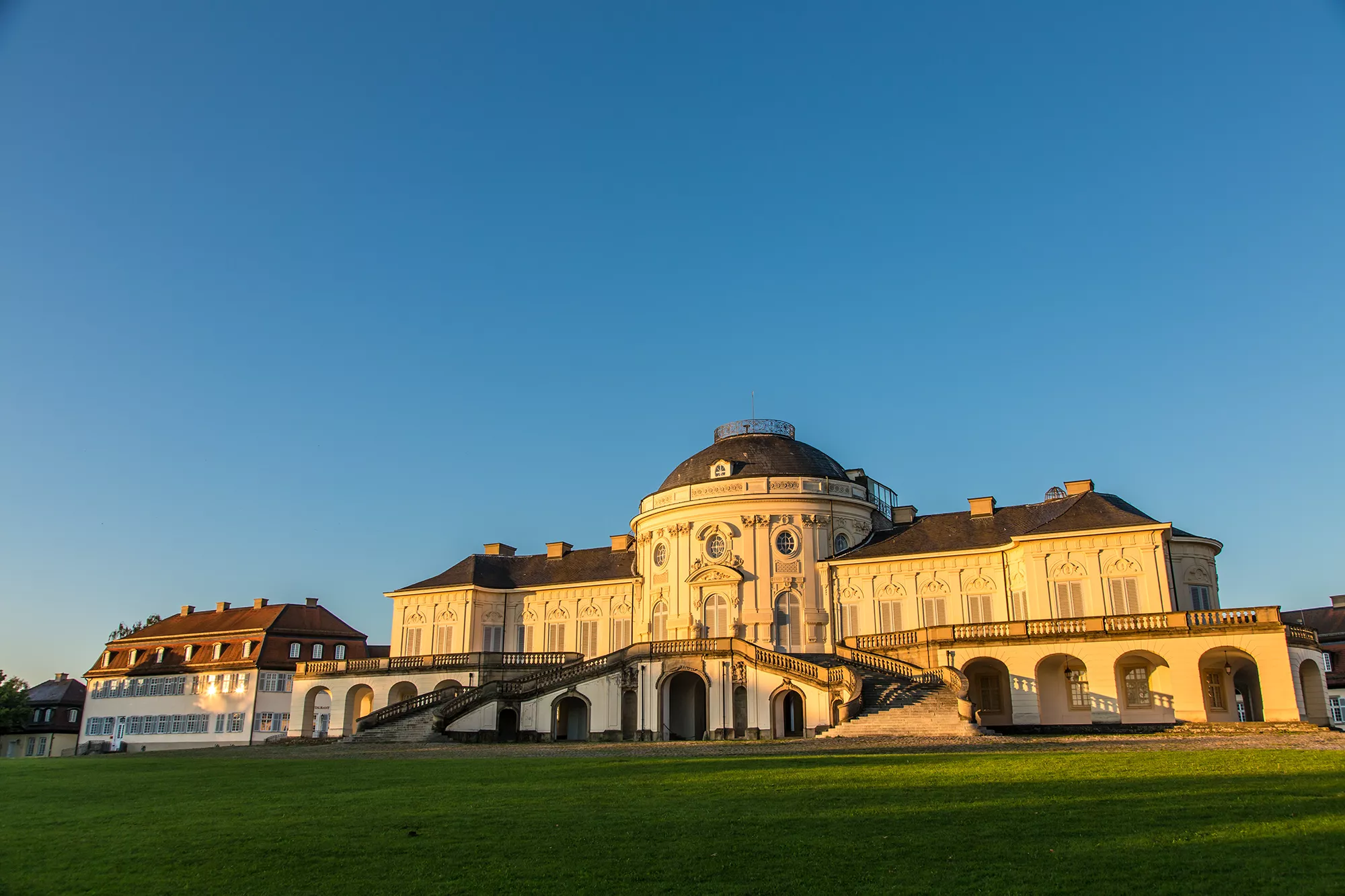 Schloss Solitude bei Sonnenuntergang bei einer Städtereise Stuttgart