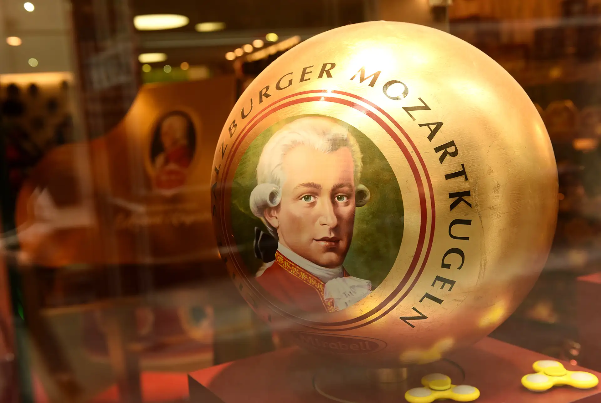 Mozartkugel in Großaufnahme in der Konditorei Fürst bei der Städtereise Salzburg Bahn und Hotel