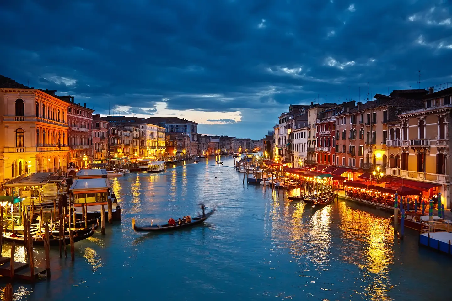Mit dem Zug nach Venedig mit Blick auf die Abendstimmung am Canal Grande